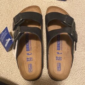 Arizona burns in black.   Never worn.  Tags on.